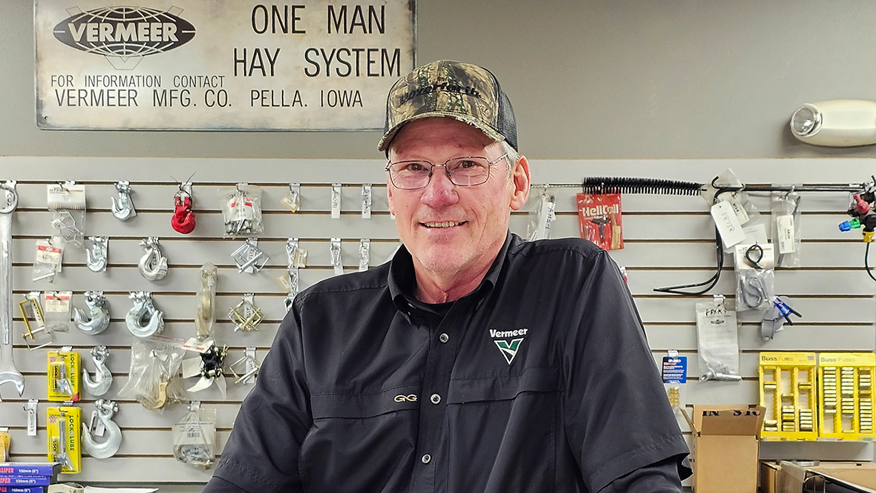 Man wearing camo baseball cap